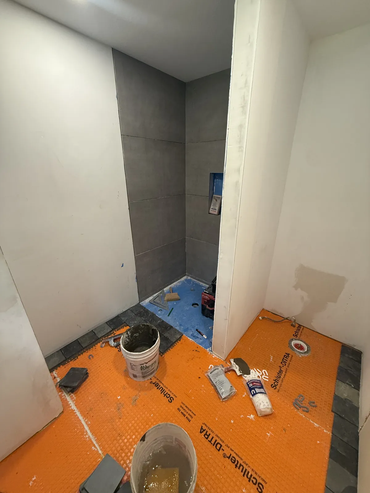 Uncoupling membrane set on the floor.